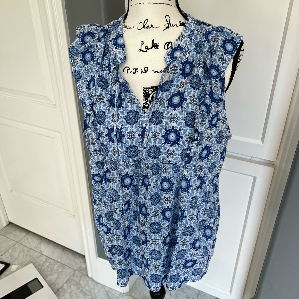 Pretty blue pattern top